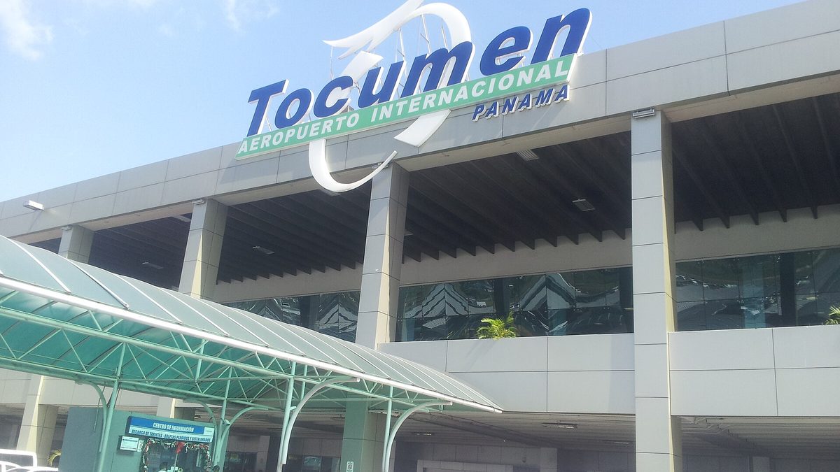 Fachada do terminal do Aeroporto Internacional de Tocumen, na Cidade do Panamá