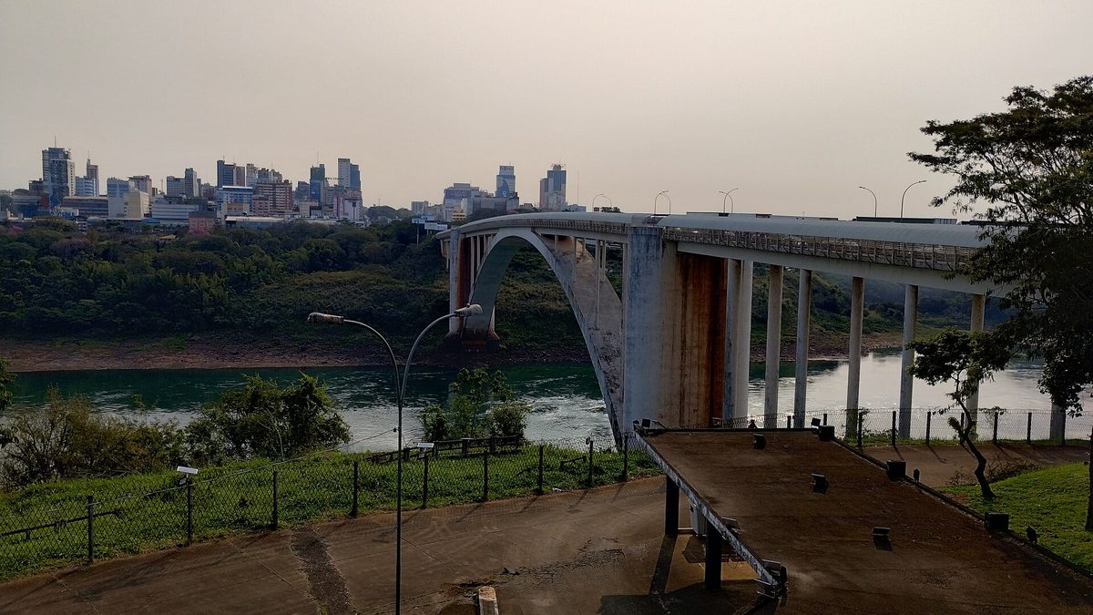 Ponte da Amizade sobre o rio Paraná, com prédios de Ciudad del Este ao fundo