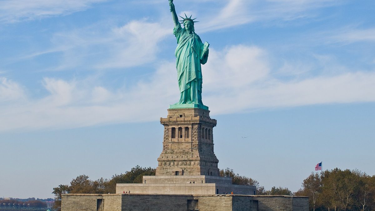 Estátua da Liberdade sobre o pedestal, na ilha da Liberdade, em Nova York